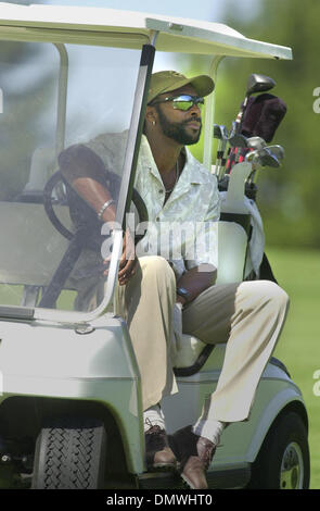 5. Juni 2001; Los Altos, Kalifornien, USA; NFL große Jerry Rice sitzt in seinem Golfwagen auf dem 10. Fairway im Los Altos Country Club in Los Altos, Kalifornien während des Reises Charity-Golfturnier zugunsten seiner Jerry Rice 127 Foundation auf Freitag, 4. Mai 2001. Dies an einem Tag wenn Reis seine bedingungslose Freilassung von den San Francisco 49ers gewährt wurde, erlaubte ihm, mit dem Oakland zu unterzeichnen Stockfoto