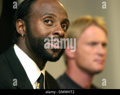 5. Juni 2001; San Francisco, CA, USA; Jerry Rice antwortet auf Fragen an seinem ersten Tag als ein Oakland Raider mit Coach Jon Gruden neben ihm, während einer Pressekonferenz bei der Raider in Alameda, Kalifornien Dienstag, 5. Juni 2001. Stockfoto