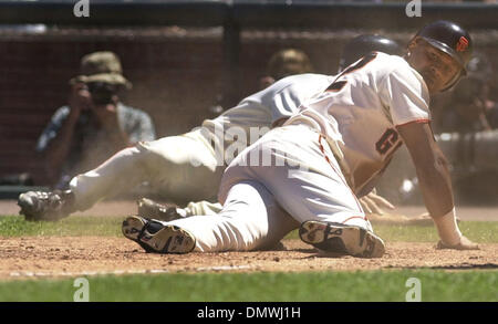 30. Juni 2001; San Francisco, CA, USA; In den acht Inning Riesen Jeff Kent und Eric Davis Punktzahl nach Pedro Feliz Prise hit für Felix Rodriguez immer eine doppelte Ray Lanfords wilden werfen. Die Giants schlagen die Kardinäle 5-2 im Pac Bell Park in San Francisco, Kalifornien Samstag, 30. Juni 2001. Stockfoto