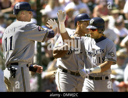 7. Juli 2001; San Francisco, CA, USA; Brauer #18 Jose Hernandez (Mitte) feiert mit Teamkollege #11 Richie Sexson (Cq) (links) und Angel Echevarria (Cq) (rechts) im 9. Inning nach Hernandez seinen zweiten Homerun des Spiels in San Francisco Kalifornien, auf Samstag, 7. Juli 2001 getroffen. Brauer gewann das Spiel 13-3. Stockfoto