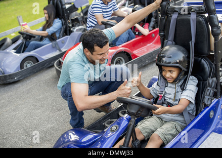 Jungen und Männer Go-Kart auf einer Strecke. Stockfoto