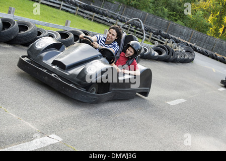 Jungen und Männer Go-Kart auf einer Strecke. Stockfoto