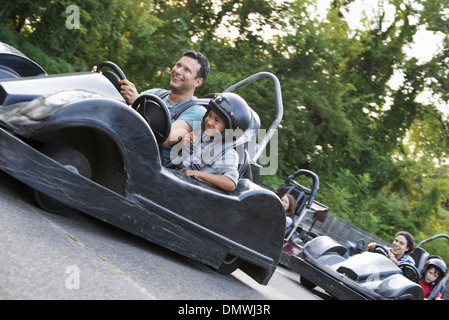 Jungen und Männer Go-Kart auf einer Strecke. Stockfoto