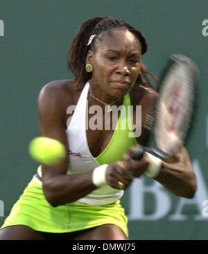 26. Juli 2001; Palo Alto, Kalifornien, USA; Venus Williams gibt den Ball während ihrer Bank West Classic Tennis-Match gegen Kristina Brandi in Palo Alto, Kalifornien, auf Donnerstag, 26. Juli 2001 zurück. Stockfoto