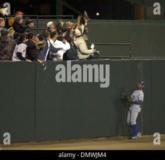 5. Oktober 2001; San Francisco, CA, USA; Marquis Grissom Uhren Barry Bonds Ome laufen 72 Segel in das linke Feld Tribüne, wo die Fans gegen den Ball zu fangen, bevor er fiel. Stockfoto