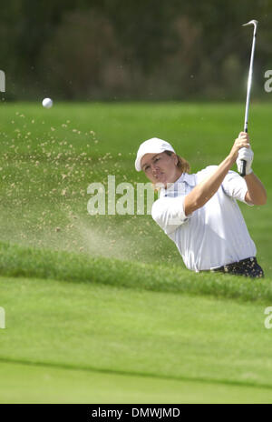 5. Oktober 2001; Vallejo, CA, USA; Sophie Gustafson, gräbt man aus dem Sand in der Nähe das 18. Grün, Freitag, 5. Oktober 2001, während der zweite Tag der Samsung-Weltmeisterschaft im Hiddenbrooke Golf Club in Vallejo, Kalifornien.  Sie beendete gebunden für Dritte mit einem Score von 142, zwei unter Par. Stockfoto