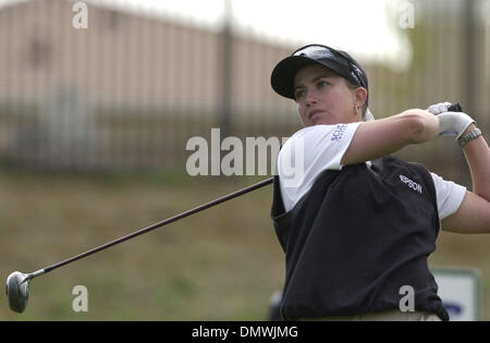 5. Oktober 2001; Vallejo, CA, USA; Karrie Webb fährt man vom 11. Abschlag, Freitag, 5. Oktober 2001, während der zweite Tag der Samsung-Weltmeisterschaft im Hiddenbrooke Golf Club in Vallejo, Kalifornien.  Sie beendete die Führung mit einem Score von 139, fünf unter Par. Stockfoto