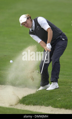 5. Oktober 2001; Vallejo, CA, USA; Sophie Gustafson, gräbt man aus dem Sand auf dem 9. Fairway, Freitag, 5. Oktober 2001, während der zweite Tag der Samsung-Weltmeisterschaft im Hiddenbrooke Golf Club in Vallejo, Kalifornien. Stockfoto