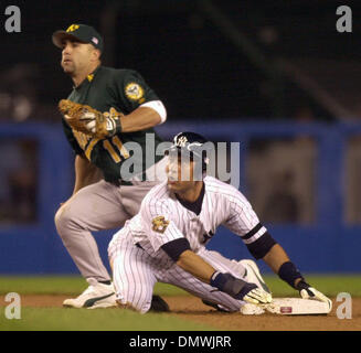 7. Oktober 2001; Bronx, NY, USA; New York Yankees Derek Jeter, #2, reagiert verwundert nach heraus aufgerufen wird, auf den zweiten nach gezwungen von Oakland A Frank Menechino, #11 im 1. Inning von Spiel 2 der American Division Playoffs auf Donnerstag, 11. Oktober 2001 im Yankee Stadium in der Bronx, New York. Stockfoto