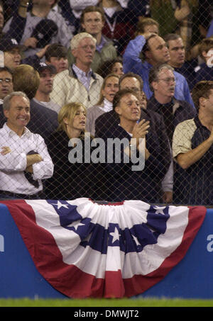 7. Oktober 2001; Bronx, NY, USA; Sänger Paul McCartney steht auf und lobt während der 7. Inning Stretch beim Betrachten der New York Yankkees vs Oakland A's in Spiel 2 von der American League Division Playoff-Spiel am Donnerstag, 11. Oktober 2001 im Yankee Stadium in der Bronx, New York. Oakland schlagen New York 2: 0. Stockfoto