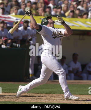 14. Oktober 2001; Oakland, Kalifornien, USA; Oakland A's Jason Giambi Uhren ein pop-up, das erste Inning ging foul und gefangen in Spiel vier gegen die New York Yankees der American League Division Series an Network Associates Coliseum in Oakland, Kalifornien auf Sonntag, 14. Oktober 2001. Stockfoto