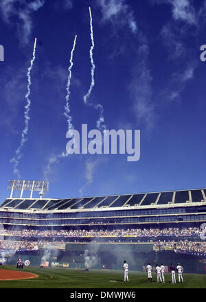 14. Oktober 2001; Oakland, Kalifornien, USA; New York Yankees zu sehen die Pyrotechics vor dem Start des Spiel vier der American League Division Series gegen der Oakland A's Network Associates Coliseum in Oakland, Kalifornien am Sonntag, 14. Oktober 2001. Stockfoto