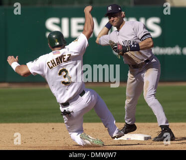 14. Oktober 2001; Oakland, Kalifornien, USA; New York Yankee Derek Jeter Kräfte Oakland A's Eric Chavez, am zweiten Base rundet dann das Doppel zu spielen mit einem Wurf zum ersten in den zweiten Inning von Spiel vier der American League Division Series an Network Associates Coliseum in Oakland, Kalifornien auf Sonntag, 14. Oktober 2001. Stockfoto