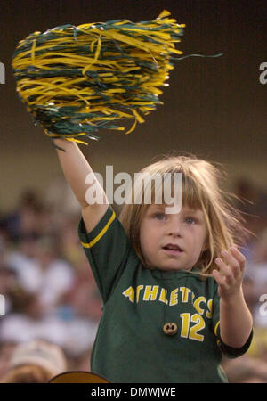 14. Oktober 2001; Oakland, Kalifornien, USA; Hannah Hitchcock, 5 von San Ramon, Kalifornien Jubel für der Oakland As während ihr Spiel gegen die New York Yankees an Network Associates Colosium in Oakland, Kalifornien in der American League Division Series auf Samstag, 13. Oktober 2001. Stockfoto