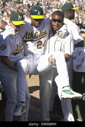 14. Oktober 2001; Oakland, Kalifornien, USA; Oakland A Jemaine Farbstoff wird aus dem Feld nach Verschmutzung eine Neigung von seines Beines im dritten Inning von Spiel gegen die New York Yankees in Spiel vier der American League Division Series an Network Associates Coliseum in Oakland, Kalifornien auf Sonntag, 14. Oktober 2001 durchgeführt. Stockfoto