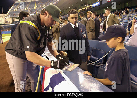 15. Oktober 2001; Bronx, NY, USA; Oakland A's Jason Giambi, #16, Autogramme ein Magazin für Yankee Fan Chris Hardy, Alter von 10, von North Caldwell, New Jersey, vor dem Start des Spiel 5 der American Division Playoffs am Montag, 15. Oktober 2001 im Yankee Stadium in der Bronx, New York. Stockfoto