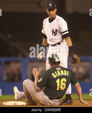 15. Oktober 2001; Bronx, NY, USA; New York Yankees Derek Jeter, #2, dauert einen Moment zu helfen, Oakland A's Jason Giambi, #16, nach einem Sturz nach unten auf den Wurf zum ersten Base im 8. Inning von Spiel 5 der American Division Playoffs auf Montag, 15. Oktober 2001 im Yankee Stadium in der Bronx, New York zu vermeiden. Jeter Wurf erste war spät und Chavez war sicher auf den ersten. Yankees Beat A 5-3. Stockfoto