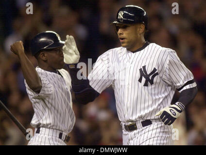 15. Oktober 2001; Bronx, NY, USA; New York Yankees David Justice, #28, Hallo-Fives der Fledermaus-junge nach der Kollision mit einem Solo Homerun von Oakland Krug Tim Hudson, #15, im 6. Inning von Spiel 5 der American Division Playoffs auf Montag, 15. Oktober 2001 im Yankee Stadium in der Bronx, New York. Yankees Beat A 5-3. Stockfoto