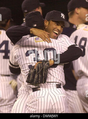 15. Oktober 2001; Bronx, NY, USA; Yankees Pitcher Mariano Rivera, #42, umarmt dritten Base Trainer Willie Randolph, #30, nach dem Sieg gegen der A in Spiel 5 der American Division Playoffs auf Montag, 15. Oktober 2001 im Yankee Stadium in der Bronx, New York. Yankees Beat A 5-3. Stockfoto