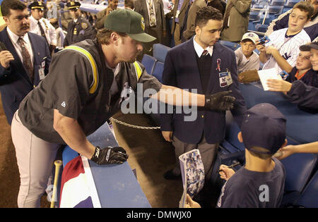 15. Oktober 2001; Bronx, NY, USA; Oakland A's Jason Giambi, #16, dauert einen Moment, während mit der Wimper Praxis Autogramme vor dem Start des Spiel 5 der American Division Playoffs am Montag, 15. Oktober 2001 im Yankee Stadium in der Bronx, New York. Stockfoto