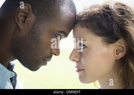 Ein junger Mann und eine Frau ein paar. Im Profil betrachtet Stirnen berühren. Stockfoto
