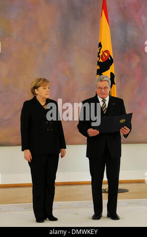 Berlin, Deutschland. 17. Dezember 2013. Deutsche Bundeskanzlerin Angela Merkel (L) hört, wie Bundespräsident Joachim Gauck ihr Zertifikat Termin am Schloss Bellevue in Berlin, Deutschland, am 17. Dezember 2013 liest. Angela Merkel wurde in einer Abstimmung im Unterhaus des Parlaments am Dienstag für eine dritte Amtszeit wiedergewählt und ihre Koalitionsregierung wird in Büro, Europas größte Volkswirtschaft für die nächsten vier Jahre regieren vereidigt werden. Bildnachweis: Yang Guo/Xinhua/Alamy Live-Nachrichten Stockfoto