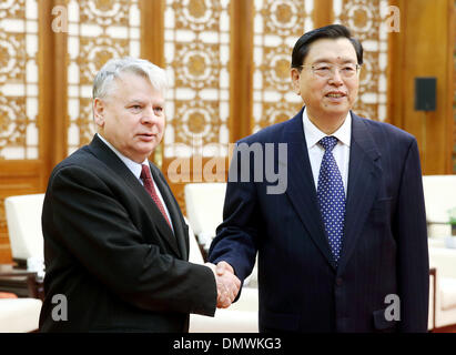 Peking, China. 17. Dezember 2013. Zhang Dejiang (R), Vorsitzender des ständigen Ausschusses des nationalen Kongress (NPC), trifft sich mit polnischen Senat Lautsprecher Bogdan Borusewicz in Peking, Hauptstadt von China, 17. Dezember 2013. © Yao Dawei/Xinhua/Alamy Live-Nachrichten Stockfoto