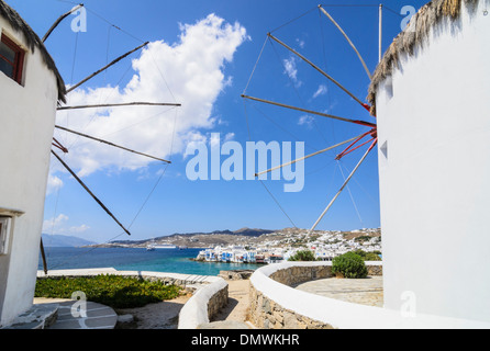 Mit Blick auf Klein Venedig durch die Windmühlen von Mykonos-Stadt, Insel Mykonos, Kykladen, Griechenland Stockfoto