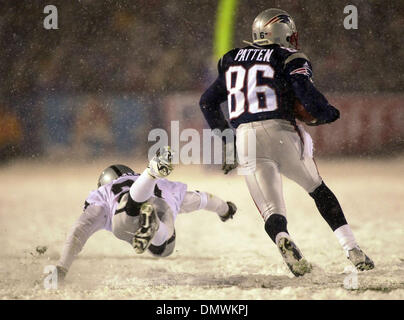 19. Januar 2002; Foxboro, Massachusetts, USA; Oakland Raiders Eric Allen, #21, taucht aber nicht stoppen New England Patriots David Patten, #86, in der 4. Qt während ihre AFC Playoff-Spiel auf Samstag, 19. Januar 2002 im Foxboro Stadium in Foxboro, MA. Patrioten schlagen die Raiders 16-13 in der Overtime. Stockfoto