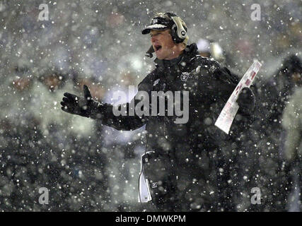 19. Januar 2002; Foxboro, Massachusetts, USA; Oakland Raiders Cheftrainer Jon Gruden teilt seine Gefühle über einen Anruf von Beamten in der 1. qt ihr Spiel gegen die New England Patriots während ihrer AFC-Playoff-Spiel auf Samstag, 19. Januar 2002 im Foxboro Stadium in Foxboro, Massachusetts. Patrioten schlagen die Raiders 16-13 in der overtime Stockfoto