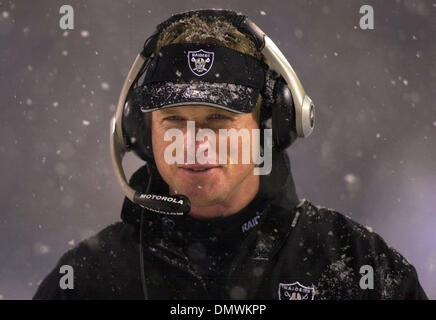 19. Januar 2002; Foxboro, Massachusetts, USA; Oakland Raiders Cheftrainer Jon Gruden geht der Seitenlinie, wie sein Team vor dem Start von ihrem Spiel gegen die New England Patriots während ihrer AFC-Playoff-Spiel auf Samstag, 19. Januar 2002 im Foxboro Stadium in Foxboro, Massachusetts aufheizt. Patrioten schlagen die Raiders 16-13 in der Overtime. Stockfoto