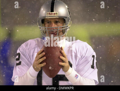 19. Januar 2002; Foxboro, Massachusetts, USA; Oakland Raiders quarterback Rich Gannon, #12, warm vor ihrem Spiel gegen die New England Patriots während ihrer AFC-Playoff-Spiel auf Samstag, 19. Januar 2002 im Foxboro Stadium in Foxboro, Massachusetts zu halten versucht. Patrioten schlagen die Raiders 16-13 in der Overtime. Stockfoto