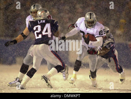 19. Januar 2002; Foxboro, Massachusetts, USA; Oakland Raiders Charlie Garner, #25, läuft für Birdie beim entlassen von hinten durch die New England Patriots Roman Phifer, #95, als (links) Jäger Jon Ritchie, #40, Patriots' Ty Law, #24, in der 2. Qt ihrer AFC-Playoff-Spiel auf Samstag, 19. Januar 2002 im Foxboro Stadium in Foxboro, Massachusetts blockiert. Patrioten schlagen die Raiders 16-13 in der Overtime. Stockfoto