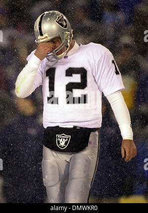 19. Januar 2002; Foxboro, Massachusetts, USA; Oakland Raiders quarterback Rich Gannon, #12, hält seinen Kopf in Niedergeschlagenheit nach Teamkollege Jerry Rice, #80, einen Pass in die 4. Qt während ihrer AFC-Playoff-Spiel auf Samstag, 19. Januar 2002 im Foxboro Stadium in Foxboro, Massachusetts sinkt. Patrioten schlagen die Raiders 16-13 in der Overtime. Stockfoto