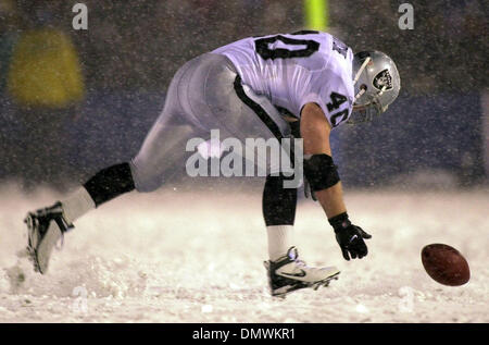 19. Januar 2002; Foxboro, Massachusetts, USA; Oakland Raiders Jon Ritchie, #40, lässt den Ball nach New England Patriots Tedy Bruschi, #54 (nicht im Bild) eine Hand auf den ball in die 4. Qt während ihre AFC Playoff-Spiel auf Samstag, 19. Januar 2002 im Foxboro Stadium in Foxboro, Massachusetts bekam. Patrioten schlagen die Raiders 16-13 in der Overtime. Stockfoto