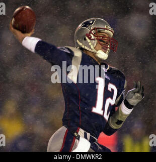 19. Januar 2002; Foxboro, Massachusetts, USA; New England Patriots Quarterback Tom Brady, #12, gibt den Ball in die 4. QT gegen die Oakland Raiders während ihrer AFC-Playoff-Spiel auf Samstag, 19. Januar 2002 im Foxboro Stadium in Foxboro, Massachusetts. Patrioten schlagen die Raiders 16-13 in der Overtime. Stockfoto