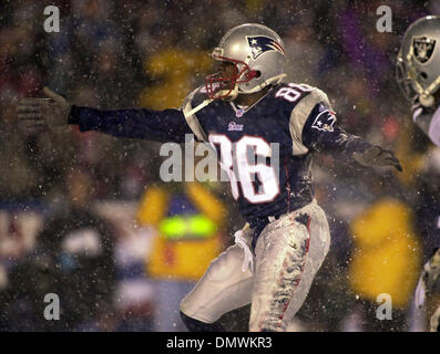 19. Januar 2002; Foxboro, Massachusetts, USA; England Patriots David Patten, #86, signalisiert einen First Down-Aufruf nach dem vornehmen einer erstes unten Fang in der 4. QT gegen die Oakland Raiders während ihrer AFC-Playoff-Spiel auf Samstag, 19. Januar 2002 im Foxboro Stadium in Foxboro, Massachusetts. Patrioten schlagen die Raiders 16-13 in der Overtime. Patten erst nach unten Hilfe der Patriot Tor ein Feld, das das Spiel gebunden. Stockfoto