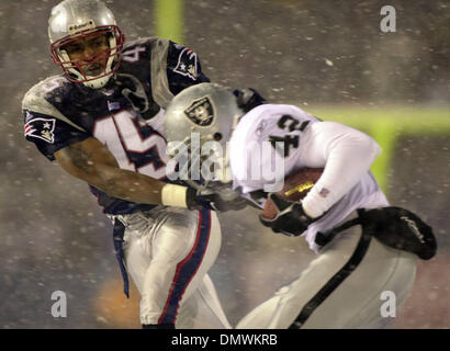 19. Januar 2002; Foxboro, Massachusetts, USA; England Patriots Otis Smith, #45, erreicht gegen Oakland Raiders Terry Kirby, #42, in der 4. QT gegen die Oakland Raiders während ihrer AFC-Playoff-Spiel auf Samstag, 19. Januar 2002 im Foxboro Stadium in Foxboro, Massachusetts. Patrioten schlagen die Raiders 16-13 in der Overtime. Stockfoto