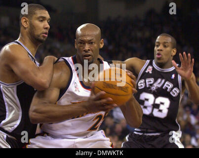 26. Januar 2002; Oakland, Kalifornien, USA; Oakland Krieger Erick Dampier, #25, versucht, vorbei an San Antonio Spurs Tim Duncan, #21, und Antonio Daniels, #33, in der 2. Periode ihres Spiels auf Samstag, 26. Januar 2002 an der Oakland Arena in Oakland, Kalifornien Stockfoto