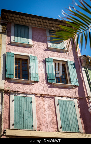 Schöne alte Traditionshaus, mit bunten Fensterläden, an einem sonnigen Tag Orange, Frankreich. Europa. Stockfoto