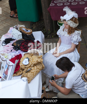 Amboise Sommer Abendmarkt, Französisch zwei Frauen warten auf Kunden in einen Stall ein tragen Kleidung traditionelle Kostüm Stockfoto