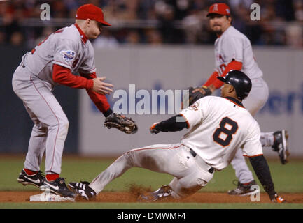 23. Oktober 2002 stiehlt - San Francisco, CA, USA - San Francisco Riesen TOM GOODWIN sicher zweite unter dem Tag von Anaheim Angel David Eckstein in Spiel 4 der World Series 2002 auf Mittwoch, 23. Oktober 2002 im Pac Bell Park in San Francisco Kalifornien    (Bild Kredit: © Jose Carlos Fajardo/Contra Costa Times / ZUMA Press) Einschränkungen: USA Boulevardpresse Rechte heraus! Stockfoto