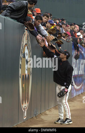 23. Oktober 2002 - San Francisco, CA, USA - San Francisco Riesen PEDRO FELIZ Hände einen Ball, ein Fan während die Riesen mit der Wimper Praxis vor dem Spiel 4 der World Series 2002 auf Mittwoch, 23. Oktober 2002 im Pac Bell Park in San Francisco Kalifornien  (Bild Kredit: © Jose Carlos Fajardo/Contra Costa Times / ZUMA Press) Einschränkungen: USA Boulevardpresse Rechte heraus! Stockfoto