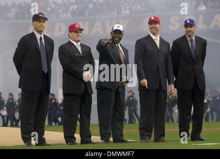 23. Oktober 2002 - San Francisco, CA, USA - L-R CAL RIPKEN Jr., Sieger der denkwürdigste Moment, PETE ROSE, HANK AARON, stehen MARK MCGWIRE und KIRK GIBSON auf dem Feld nach der Ankündigung der Top zehn denkwürdigsten Momente im Baseball vor dem Spiel 4 der World Series 2002 auf Mittwoch, 23. Oktober 2002 im Pac Bell Park in San Francisco Kalifornien   (Bild Kredit: © Jose Carlos Fajardo Stockfoto