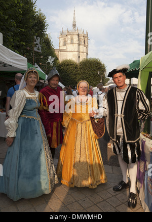 Amboise Sommer Abendmarkt, Schauspieler in mittelalterlichen Kostümen, zwei Männer und zwei Frauen mit dem Schloss im Hintergrund Stockfoto