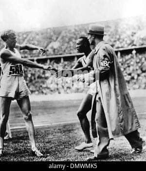 11. Mai 1936 - Berlin, Deutschland - US-amerikanischer Leichtathlet JESSE OWENS mit einer NBC-News-Reporter bei den Olympischen Spielen in Berlin Deutschland. (Kredit-Bild: © KEYSTONE Bilder USA/ZUMAPRESS.com) Stockfoto