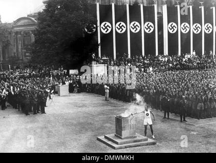 2. August 1936 - Berlin, Deutschland - ein deutscher Leichtathlet Beleuchtung die Fackel bei der Eröffnungsfeier der Olympischen Spiele 1936 in Berlin. (Kredit-Bild: © KEYSTONE Bilder USA/ZUMAPRESS.com) Stockfoto