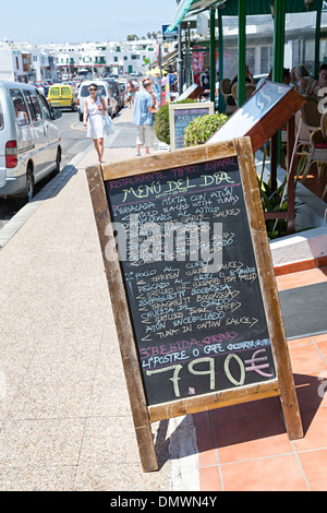 Menu del Dia Tafel vor Café, Playa Blanca, Lanzarote, Kanarische Inseln, Spanien Stockfoto