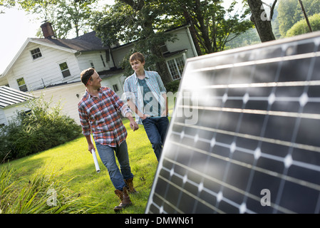 Zwei Menschen, die zu Fuß in Richtung einen Bauerngarten. Stockfoto