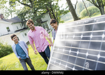 Zwei Menschen, die zu Fuß in Richtung einen Bauerngarten. Stockfoto